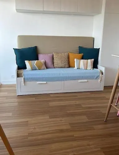 Daire Face Pieds Dans L'eau *