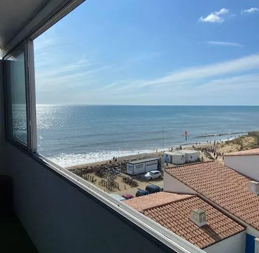 Daire Face Pieds Dans L'eau *