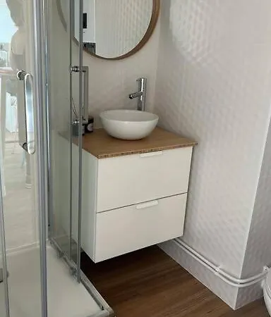 Face Pieds Dans L'eau Appartement